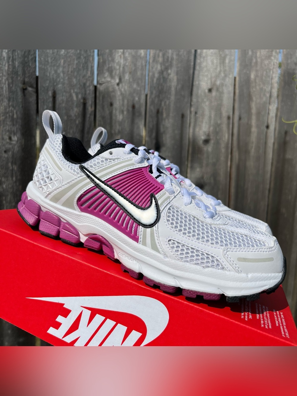 Nike vomero 5 magenta size 5y